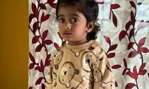 जेसीबी ने घर के बाहर खेल रहे दो साल के मासूम को कुचला, मौत
