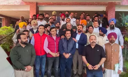 कांग्रेस पार्षदों ने अपने वार्डों में काम में तेजी लाने के लिए MC प्रमुख से मुलाकात की
