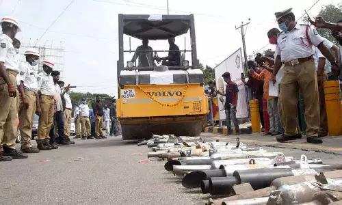 Hyderabad में मॉडिफाइड साइलेंसर के साथ बाइकर्स की धूम Hyderabad में मॉडिफाइड साइलेंसर के साथ बाइकर्स की धूम