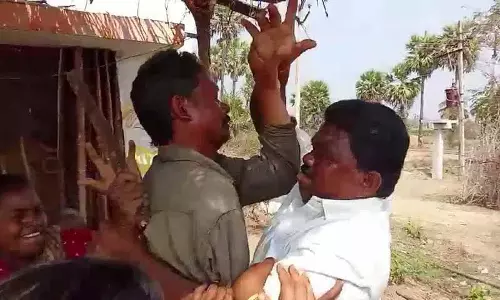 कांग्रेस नेता और समर्थकों ने येल्लांडु में 2BHK लाभार्थियों पर हमला किया