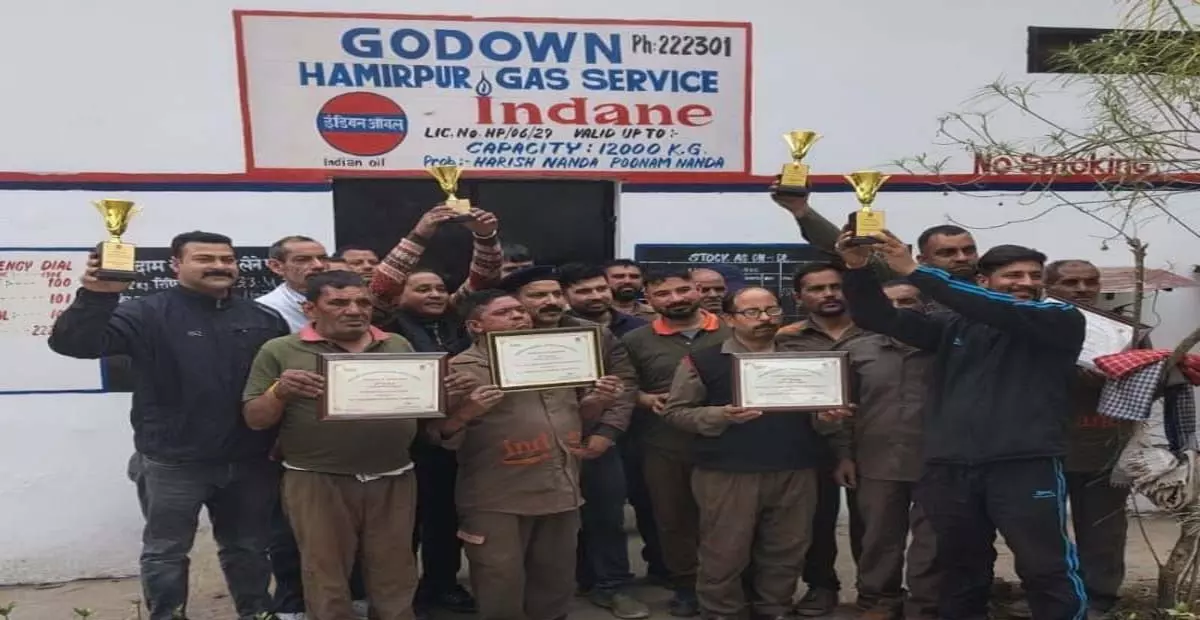 Himachal: हमीरपुर गैस सर्विस को शीघ्र डिलीवरी के लिए पुरस्कार मिला Himachal: हमीरपुर गैस सर्विस को शीघ्र डिलीवरी के लिए पुरस्कार मिला