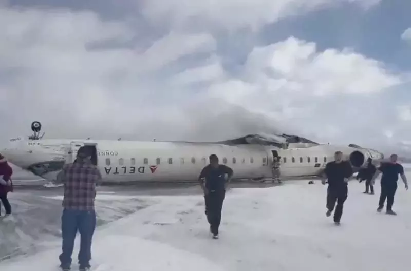 टोरंटो में विमान दुर्घटनाग्रस्त, विमान में सवार सभी 80 लोग चमत्कारिक रूप से बच गए टोरंटो में विमान दुर्घटनाग्रस्त, विमान में सवार सभी 80 लोग चमत्कारिक रूप से बच गए