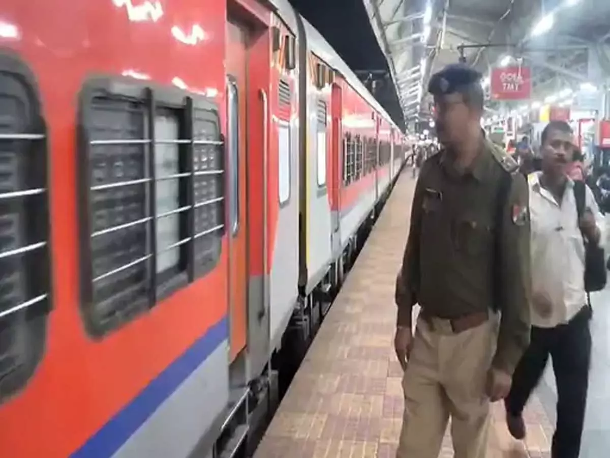 दुर्ग रेलवे स्टेशन में अतिरिक्त फोर्स की तैनाती दुर्ग रेलवे स्टेशन में अतिरिक्त फोर्स की तैनाती