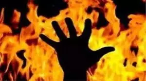 Odisha: 17 वर्षीय लड़के ने खुद पर पेट्रोल डालकर लगाई आग,हत्या का संदेह Odisha: 17 वर्षीय लड़के ने खुद पर पेट्रोल डालकर लगाई आग,हत्या का संदेह