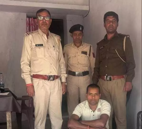 ग्रामीण के मकान में आबकारी टीम की दबिश, महुआ शराब जब्त ग्रामीण के मकान में आबकारी टीम की दबिश, महुआ शराब जब्त