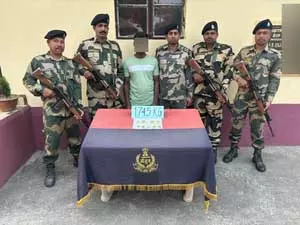 बंगाल के नदिया में भारत-बांग्लादेश सीमा पर बीएसएफ ने 1.48 करोड़ के सोने के साथ भारतीय तस्कर को पकड़ा बंगाल के नदिया में भारत-बांग्लादेश सीमा पर बीएसएफ ने 1.48 करोड़ के सोने के साथ भारतीय तस्कर को पकड़ा