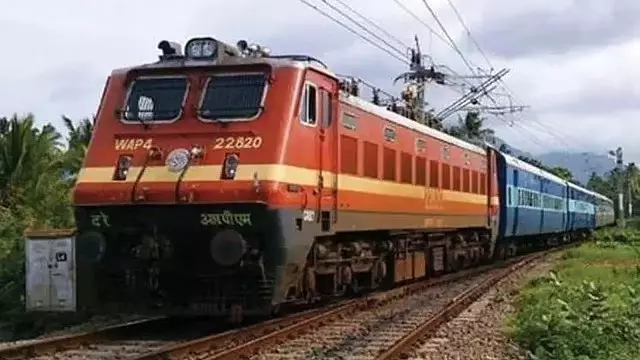 Doddaballapura: रील बनाते समय ट्रेन की चपेट में आने से तीन युवकों की मौत! Doddaballapura: रील बनाते समय ट्रेन की चपेट में आने से तीन युवकों की मौत!