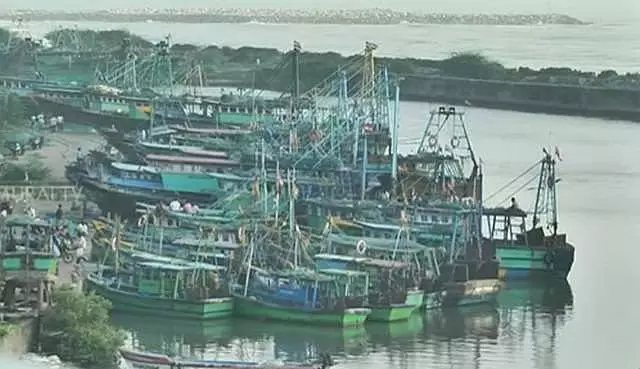 Tamil Nadu के 10 मछुआरे गिरफ्तार Tamil Nadu के 10 मछुआरे गिरफ्तार