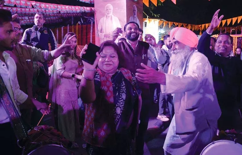 रेखा के दिल्ली सीएम बनने पर भाजपा कार्यालय में जश्न का माहौल रेखा के दिल्ली सीएम बनने पर भाजपा कार्यालय में जश्न का माहौल