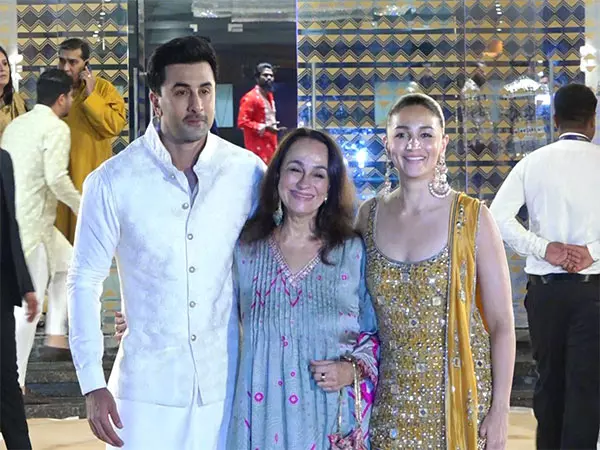 Ranbir Kapoor, Alia Bhatt ने अदार जैन की मेहंदी सेरेमनी में चार चांद लगाए Ranbir Kapoor, Alia Bhatt ने अदार जैन की मेहंदी सेरेमनी में चार चांद लगाए