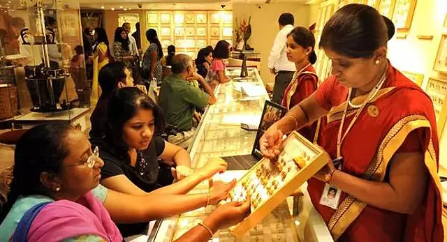 Tamil Nadu: सोने की कीमतें सर्वकालिक उच्च स्तर पर पहुंचीं Tamil Nadu: सोने की कीमतें सर्वकालिक उच्च स्तर पर पहुंचीं