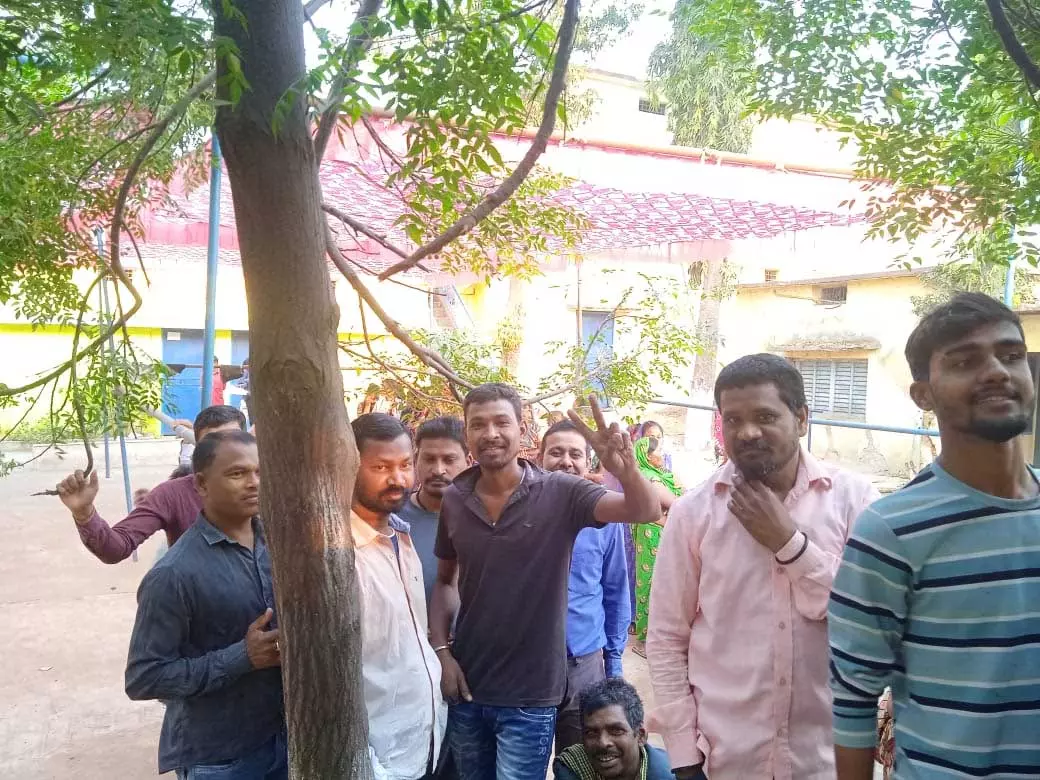 रायपुर : ग्राम सरकार चुनने मतदाताओं में दिख रहा उत्साह रायपुर : ग्राम सरकार चुनने मतदाताओं में दिख रहा उत्साह