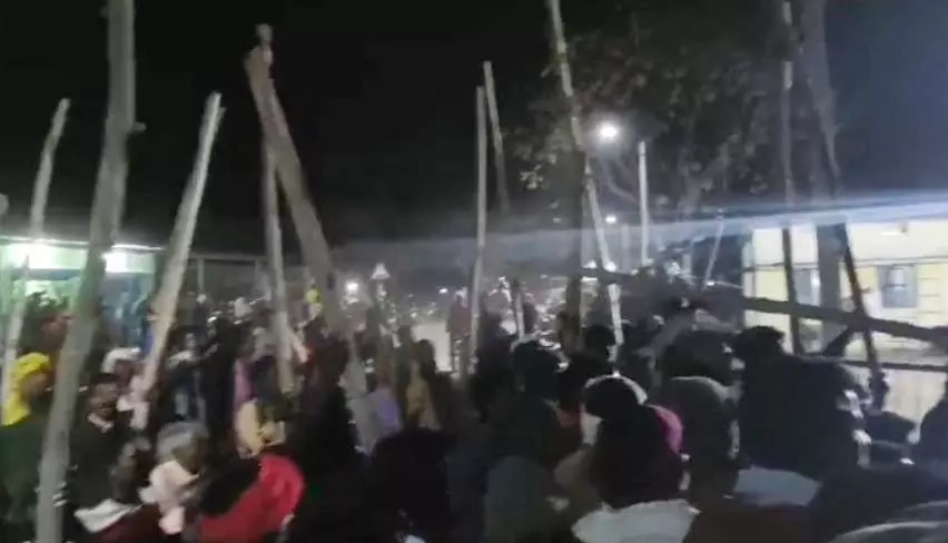 मतपेटी लूटने की कोशिश, पुलिस ने 100 से अधिक ग्रामीणों को बनाया आरोपी मतपेटी लूटने की कोशिश, पुलिस ने 100 से अधिक ग्रामीणों को बनाया आरोपी