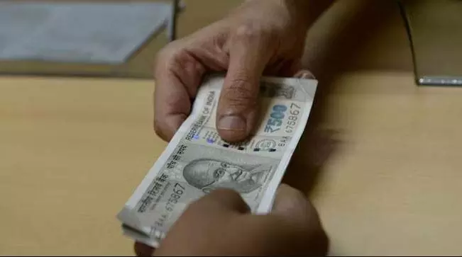 ओडिशा सतर्कता विभाग ने रिश्वत मामले में अधिकारी को गिरफ्तार किया ओडिशा सतर्कता विभाग ने रिश्वत मामले में अधिकारी को गिरफ्तार किया