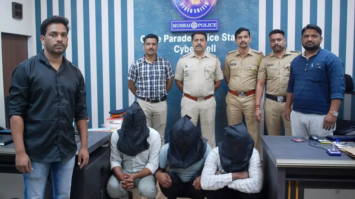 Mumbai : महाकुंभ फर्जी हेलीकॉप्टर सवारी घोटाले में बिहार स्थित गिरोह का भंडाफोड़ किया Mumbai : महाकुंभ फर्जी हेलीकॉप्टर सवारी घोटाले में बिहार स्थित गिरोह का भंडाफोड़ किया