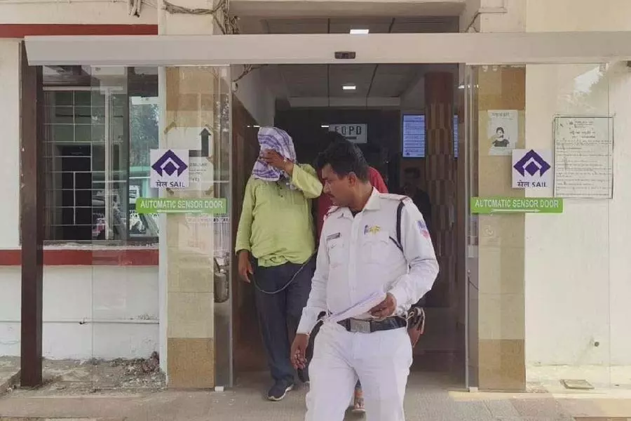 मोबाइल फोन की कीमत नहीं चुकाने पर दुर्गापुर नगर निगम का पूर्व TMC पार्षद गिरफ्तार मोबाइल फोन की कीमत नहीं चुकाने पर दुर्गापुर नगर निगम का पूर्व TMC पार्षद गिरफ्तार