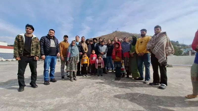 Rajouri Deaths: बधाल के आखिरी क्वारंटीन में रखे गए 15 लोगों को वापस घर भेजा गया Rajouri Deaths: बधाल के आखिरी क्वारंटीन में रखे गए 15 लोगों को वापस घर भेजा गया