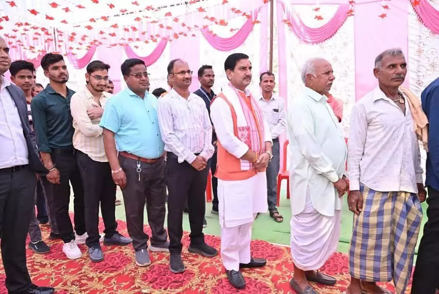 लाइन में खड़े होकर केंद्रीय राज्य मंत्री तोखन साहू ने किया मतदान लाइन में खड़े होकर केंद्रीय राज्य मंत्री तोखन साहू ने किया मतदान