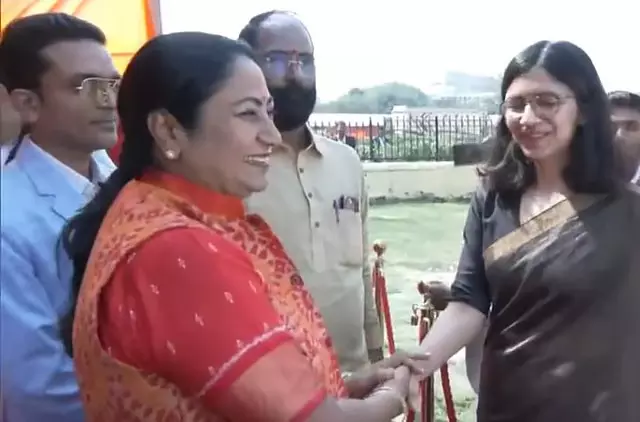 Delhi: मुख्यमंत्री के शपथ ग्रहण समारोह में स्वाति मालीवाल Delhi: मुख्यमंत्री के शपथ ग्रहण समारोह में स्वाति मालीवाल