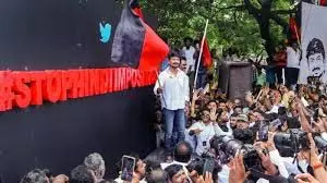 डीएमके ने हिंदी थोपे जाने के खिलाफ विरोध प्रदर्शन तेज किया डीएमके ने हिंदी थोपे जाने के खिलाफ विरोध प्रदर्शन तेज किया