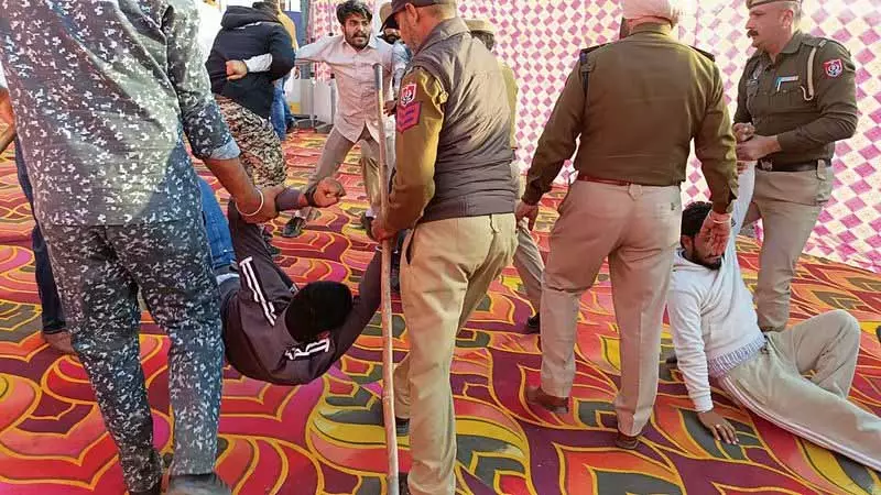 पुलिस ने Abohar में आप के कार्यक्रम से प्रदर्शनकारी बेरोजगार शिक्षकों को हटाया पुलिस ने Abohar में आप के कार्यक्रम से प्रदर्शनकारी बेरोजगार शिक्षकों को हटाया