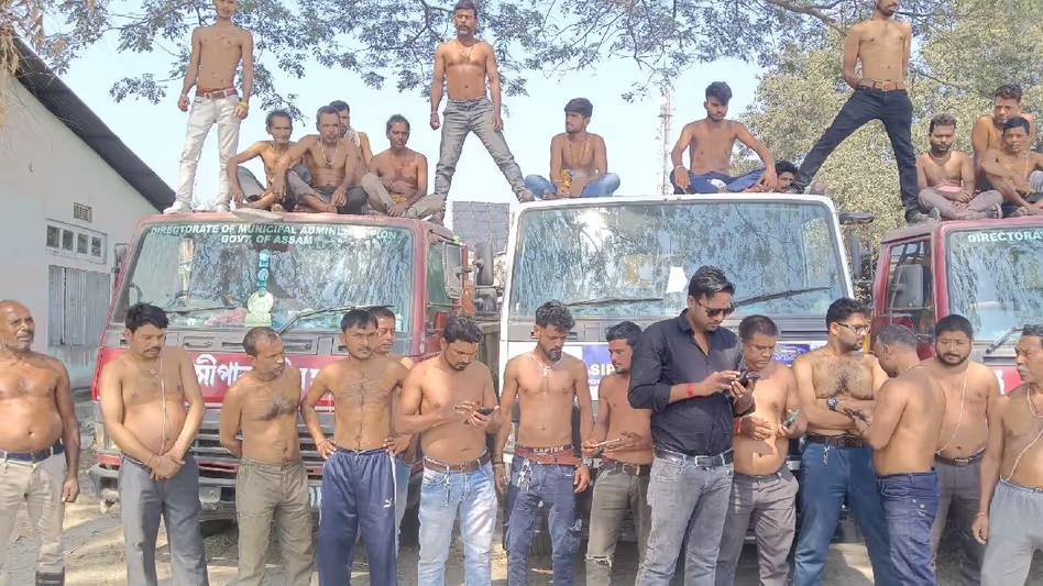 Assam : बिलासीपारा में सफाई कर्मचारियों ने अर्धनग्न होकर किया प्रदर्शन Assam : बिलासीपारा में सफाई कर्मचारियों ने अर्धनग्न होकर किया प्रदर्शन