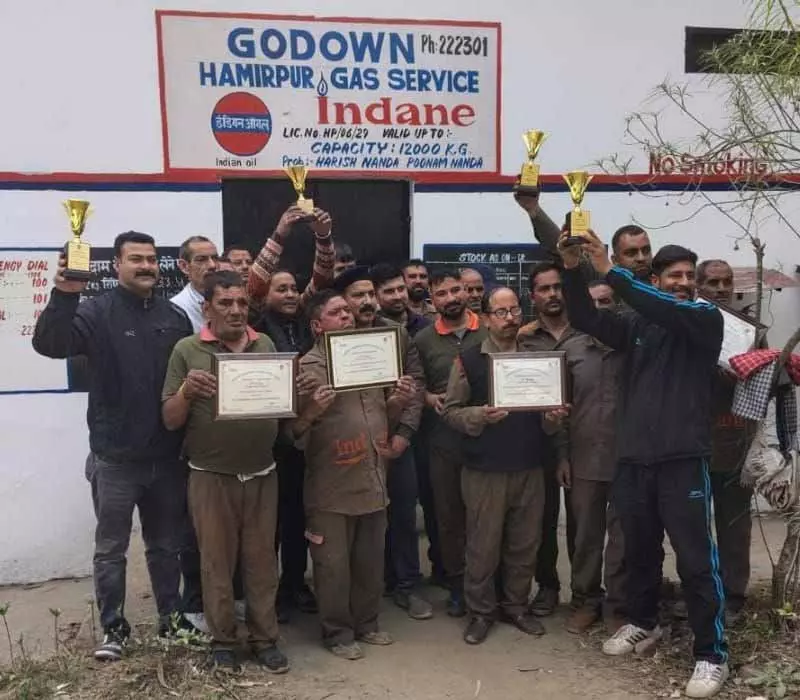 Hamirpur गैस सर्विस को शीघ्र डिलीवरी के लिए पुरस्कार मिला Hamirpur गैस सर्विस को शीघ्र डिलीवरी के लिए पुरस्कार मिला