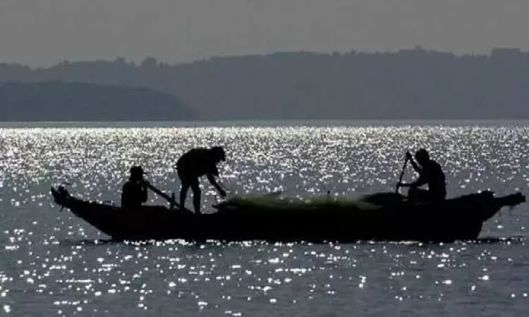 Sri Lankan नौसेना ने 10 तमिलनाडु मछुआरों गिरफ्तार, 3 मछली पकड़ने वाली नावें जब्त कीं Sri Lankan नौसेना ने 10 तमिलनाडु मछुआरों गिरफ्तार, 3 मछली पकड़ने वाली नावें जब्त कीं