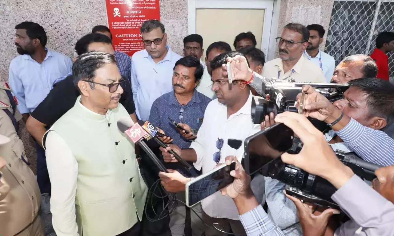 SCR GM ने सिकंदराबाद-नांदेड़ मार्ग पर रेलवे स्टेशनों का निरीक्षण किया SCR GM ने सिकंदराबाद-नांदेड़ मार्ग पर रेलवे स्टेशनों का निरीक्षण किया