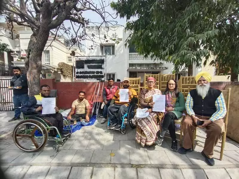Wheelchair क्रिकेटरों और निवासियों ने चेशायर होम से बेदखल किए जाने के खिलाफ प्रदर्शन किया Wheelchair क्रिकेटरों और निवासियों ने चेशायर होम से बेदखल किए जाने के खिलाफ प्रदर्शन किया