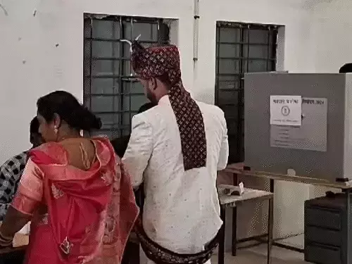 मतदान किया फिर बाराती लेकर निकला दूल्हा मतदान किया फिर बाराती लेकर निकला दूल्हा