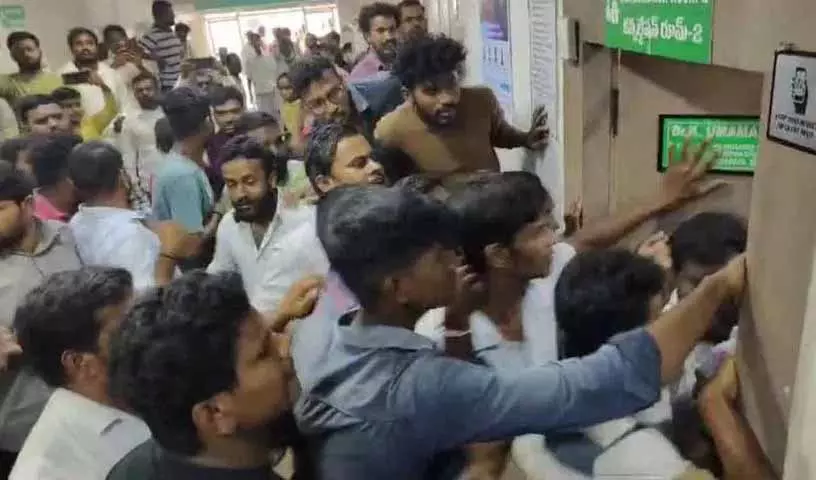 Sangareddy में मृतक के परिजनों ने डॉक्टरों और अस्पताल पर हमला किया Sangareddy में मृतक के परिजनों ने डॉक्टरों और अस्पताल पर हमला किया