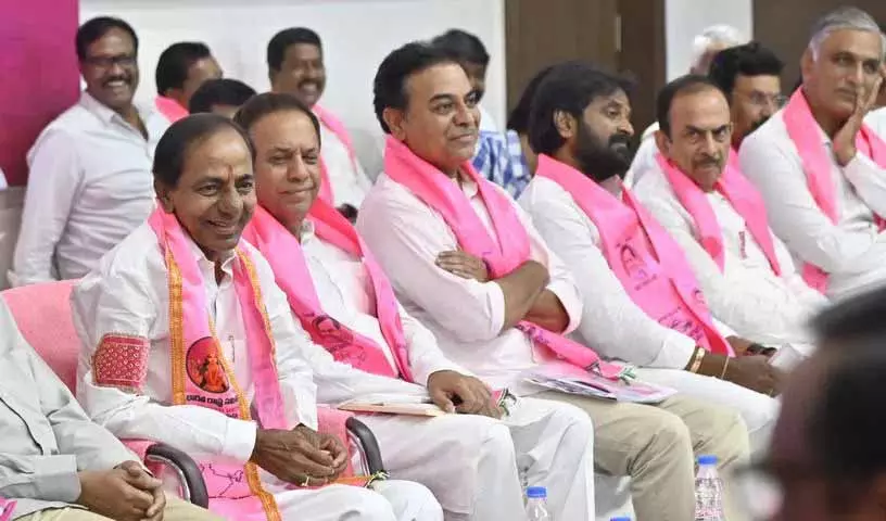 चंद्रबाबू नायडू और उनके सहयोगी तेलंगाना मामलों को नियंत्रित करने की कोशिश कर रहे: KCR चंद्रबाबू नायडू और उनके सहयोगी तेलंगाना मामलों को नियंत्रित करने की कोशिश कर रहे: KCR