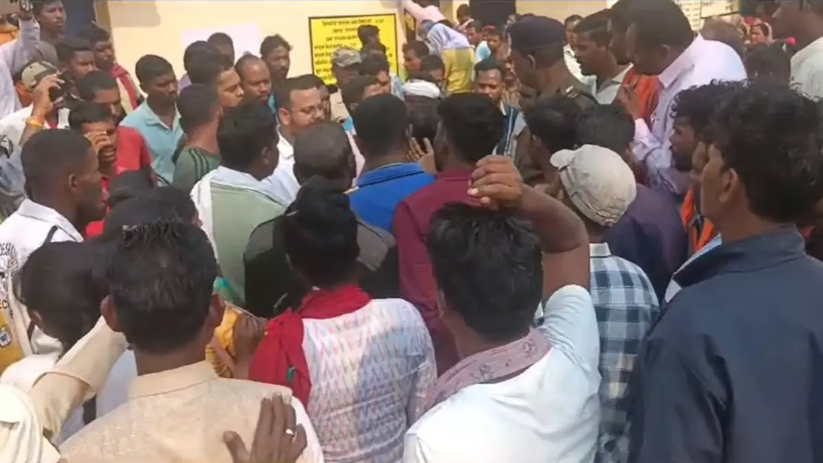 विधायक के गांव में वोटिंग के दौरान झड़प, शांत कराने में लगे पुलिस अफसर विधायक के गांव में वोटिंग के दौरान झड़प, शांत कराने में लगे पुलिस अफसर