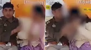 Kasganj: नशे में धुत दरोगा ने महिला के साथ की गलत हरकत Kasganj: नशे में धुत दरोगा ने महिला के साथ की गलत हरकत