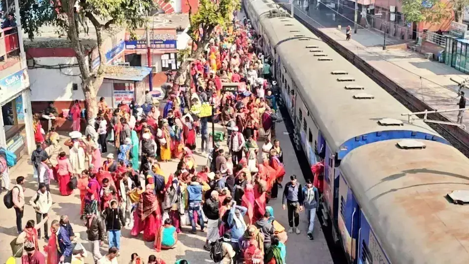 Kanpur: मेला स्पेशल और प्रयागराज जाने वाली ट्रेनों में पैर रखने तक की जगह नहीं Kanpur: मेला स्पेशल और प्रयागराज जाने वाली ट्रेनों में पैर रखने तक की जगह नहीं