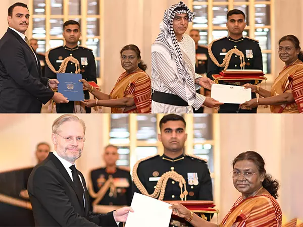 पांच देशों के राजदूतों ने राष्ट्रपति Draupadi Murmu को परिचय पत्र प्रस्तुत किए पांच देशों के राजदूतों ने राष्ट्रपति Draupadi Murmu को परिचय पत्र प्रस्तुत किए