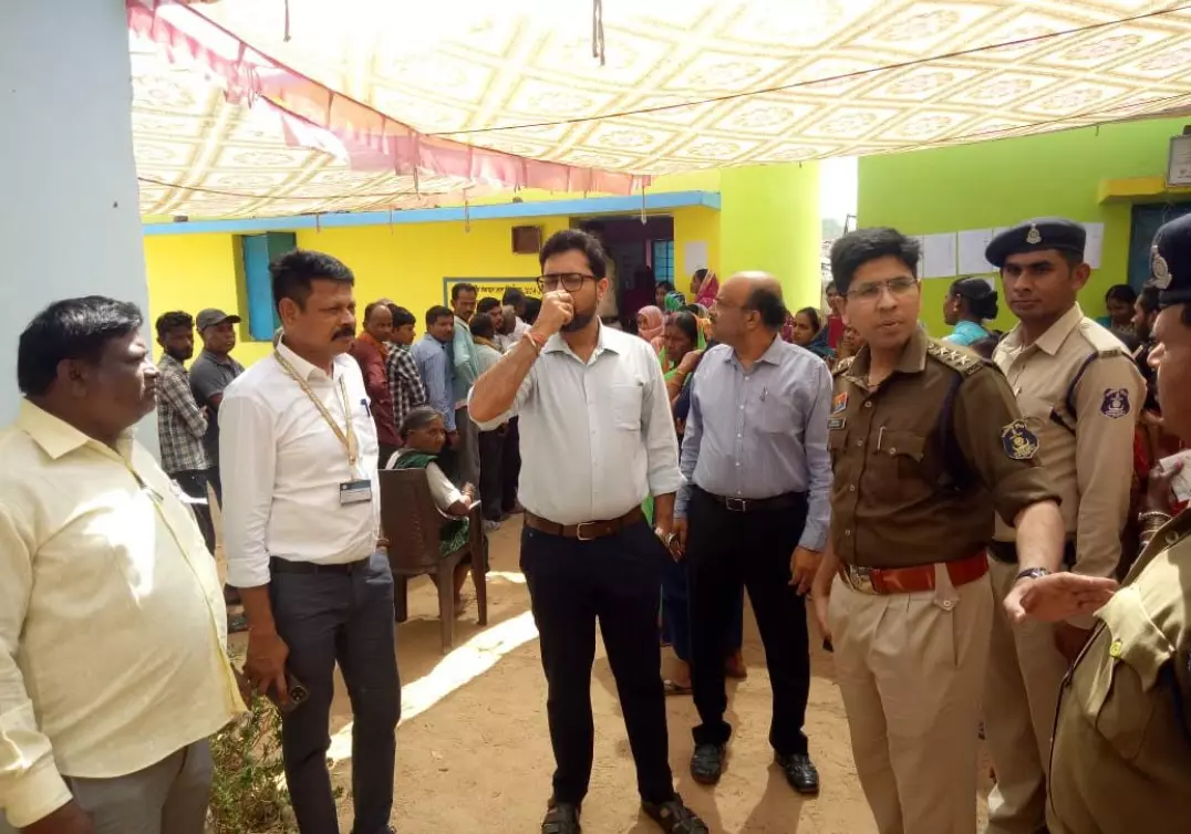 जिला निर्वाचन अधिकारी लंगेह ने बागबाहरा के मतदान केन्द्रों का किया निरीक्षण जिला निर्वाचन अधिकारी लंगेह ने बागबाहरा के मतदान केन्द्रों का किया निरीक्षण