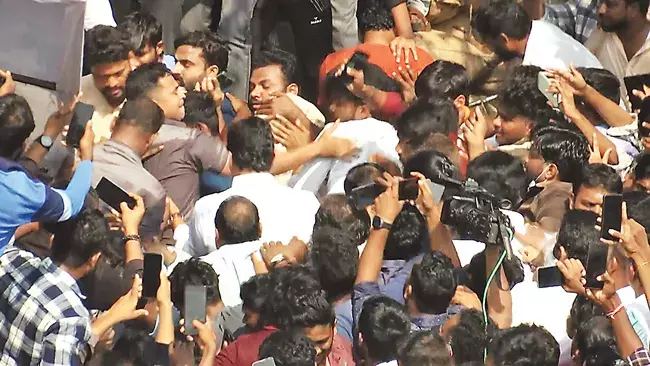 Former CM Jagan: मिर्चियार्ड में वाईएसआरसीपी रैंकों के बीच हंगामा Former CM Jagan: मिर्चियार्ड में वाईएसआरसीपी रैंकों के बीच हंगामा
