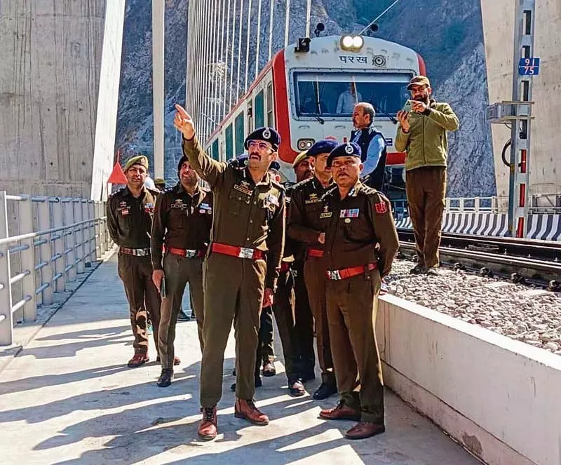 जम्मू के IGP ने कटरा-श्रीनगर ट्रेन शुरू होने से पहले सुरक्षा की समीक्षा की जम्मू के IGP ने कटरा-श्रीनगर ट्रेन शुरू होने से पहले सुरक्षा की समीक्षा की