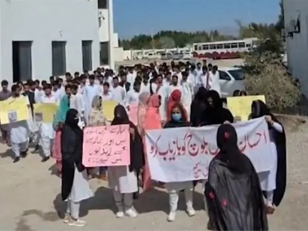 Balochistan में जबरन गायब किए गए लोगों और न्यायेतर हत्याओं के खिलाफ बड़े पैमाने पर विरोध प्रदर्शन Balochistan में जबरन गायब किए गए लोगों और न्यायेतर हत्याओं के खिलाफ बड़े पैमाने पर विरोध प्रदर्शन