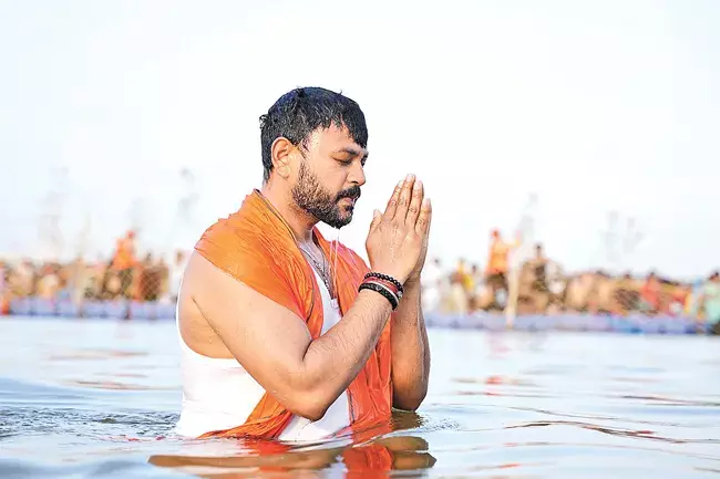 Andhra: केंद्रीय मंत्री राम मोहन नायडू ने कुंभ मेले में पवित्र डुबकी लगाई Andhra: केंद्रीय मंत्री राम मोहन नायडू ने कुंभ मेले में पवित्र डुबकी लगाई