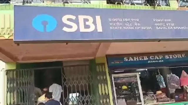 Mayurbhanj जिले में बैंक से 30 लाख रुपये लूटे गए, 2 बैंक कर्मचारी घायल Mayurbhanj जिले में बैंक से 30 लाख रुपये लूटे गए, 2 बैंक कर्मचारी घायल