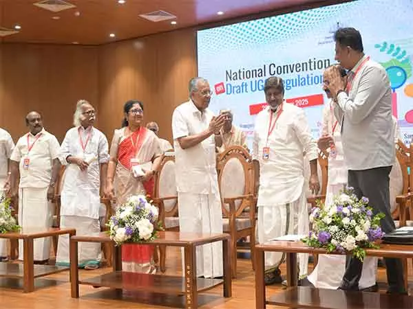यूजीसी विनियमन विश्वविद्यालयों की स्वायत्तता को खतरे में डालते हैं, संघीय मूल्यों को कमजोर करते हैं: Kerala CM यूजीसी विनियमन विश्वविद्यालयों की स्वायत्तता को खतरे में डालते हैं, संघीय मूल्यों को कमजोर करते हैं: Kerala CM