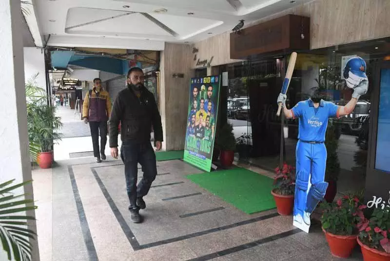 Chandigarh: भारत-पाक मुकाबले से पहले खाने-पीने की दुकानों पर क्रिकेट का बुखार चढ़ा Chandigarh: भारत-पाक मुकाबले से पहले खाने-पीने की दुकानों पर क्रिकेट का बुखार चढ़ा