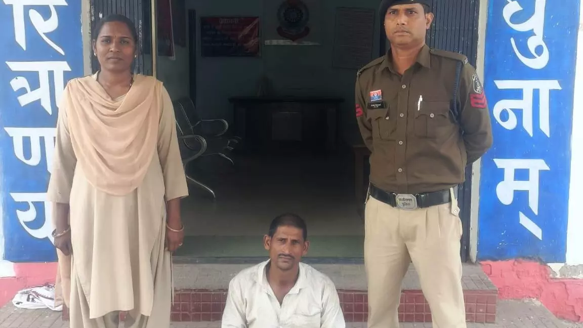 गांव में अवैध व्यापार की सूचना पर पुलिस ने मारी रेड, घेराबंदी में ग्रामीण अरेस्ट गांव में अवैध व्यापार की सूचना पर पुलिस ने मारी रेड, घेराबंदी में ग्रामीण अरेस्ट