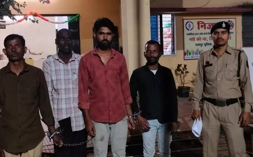 माना पुलिस ने गौ तस्करों को पकड़ा, 11 मवेशियों का किया रेस्क्यू माना पुलिस ने गौ तस्करों को पकड़ा, 11 मवेशियों का किया रेस्क्यू