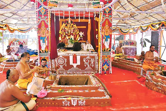 Telangana: यदागिरिगुट्टा में पंचकुंडथ्मका महायज्ञ शुरू Telangana: यदागिरिगुट्टा में पंचकुंडथ्मका महायज्ञ शुरू