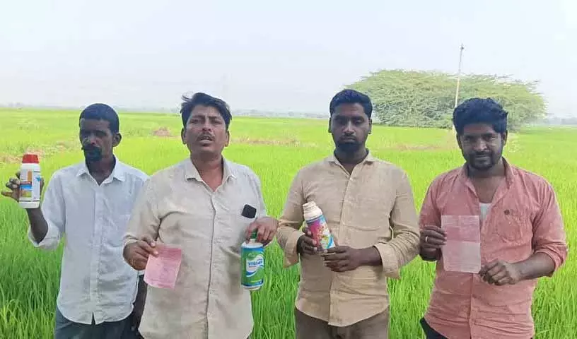 किसानों से रायतु भरोसा पाने के लिए आत्मदाह करने को कहा, Sangareddy में विरोध प्रदर्शन शुरू किसानों से रायतु भरोसा पाने के लिए आत्मदाह करने को कहा, Sangareddy में विरोध प्रदर्शन शुरू