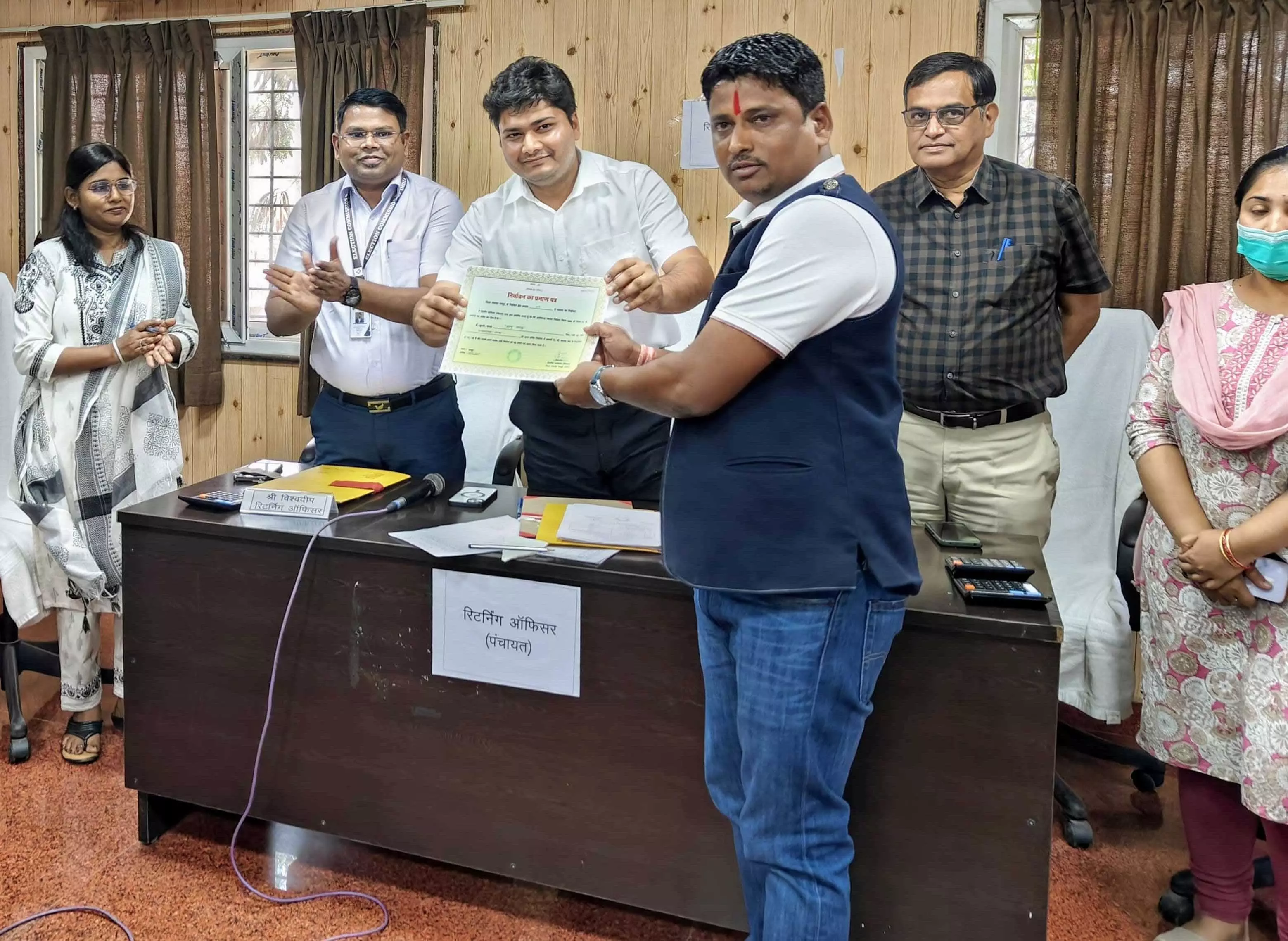 जिला पंचायत के नवनिर्वाचित सदस्यों को जिला पंचायत CEO एवं रिटर्निंग अधिकारी ने सौंपे प्रमाण पत्र जिला पंचायत के नवनिर्वाचित सदस्यों को जिला पंचायत CEO एवं रिटर्निंग अधिकारी ने सौंपे प्रमाण पत्र